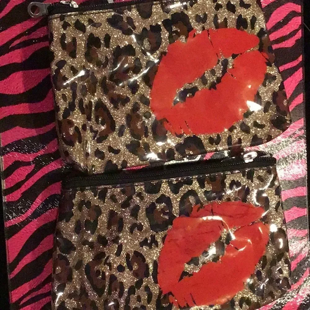 TwoBrand new leopard red lip makeup bag